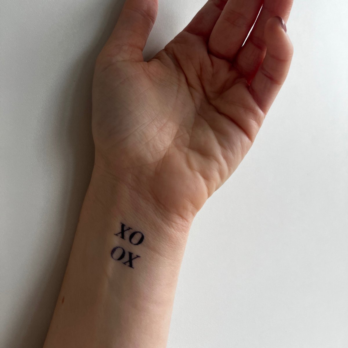 Tijdelijke tattoo xo xo | Neptattoo volwassenen | Tijdelijke tattoo voor volwassenen | Temporary tattoo | Plaktattoos voor volwassenen | Neptattoos | Probeer zorgeloos een tattoo | tattforaweek